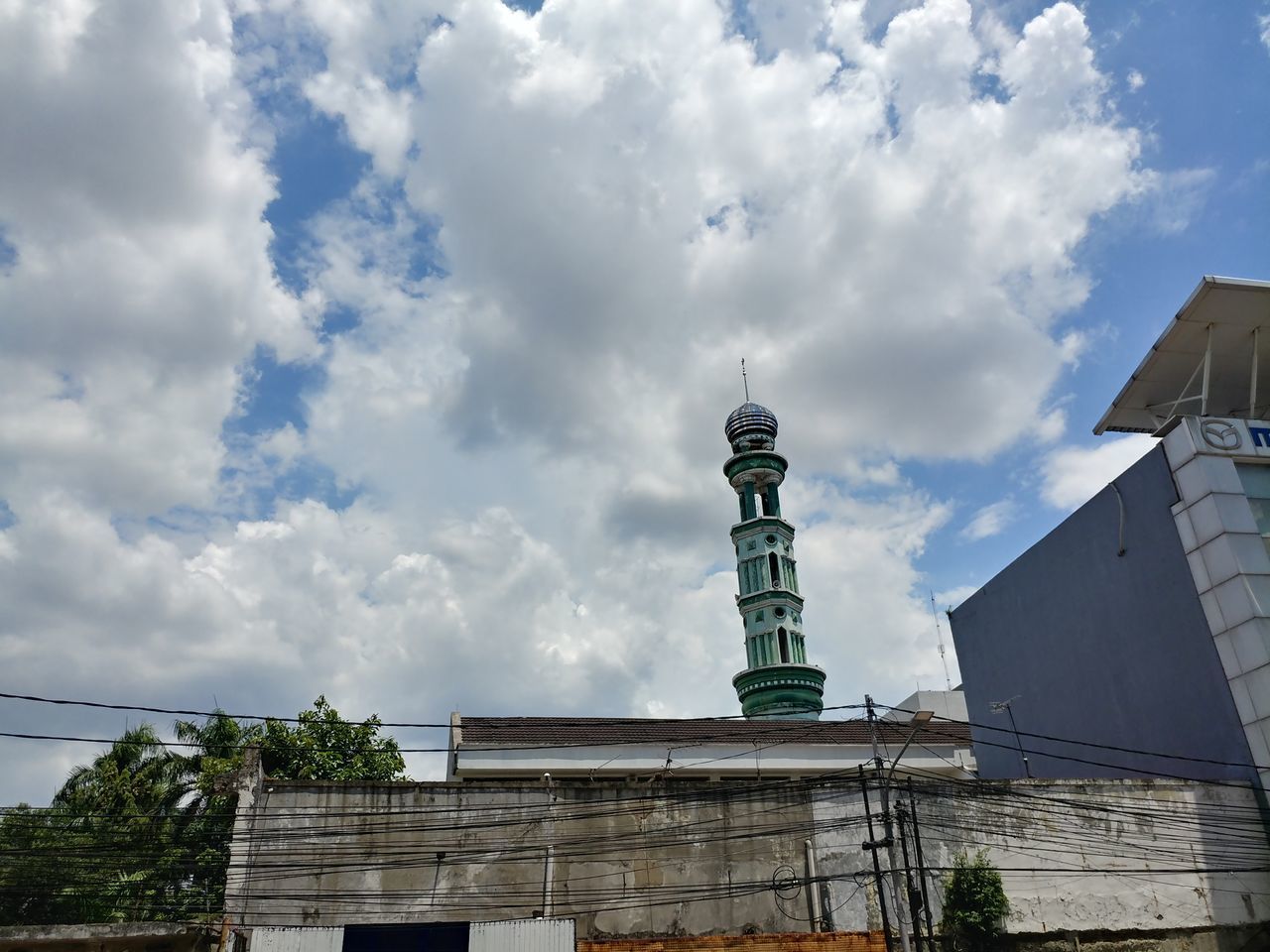 LOW ANGLE VIEW OF BUILDINGS AGAINST CLOUDY SKY