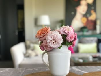  flower vase on table at home
