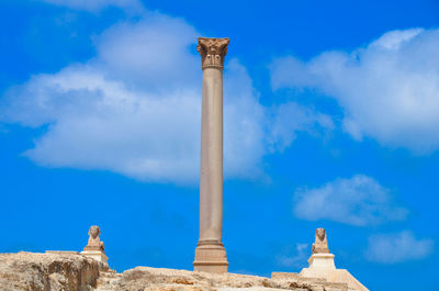Pompeys pillar in alexandria, egypt 