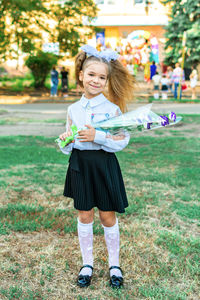 Lisichansk, ukraine. september 1, 2021 - a girl with a bouquet of flowers in front of the school.