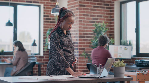 Pregnant woman working on laptop