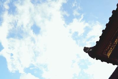 Low angle view of cloudy sky