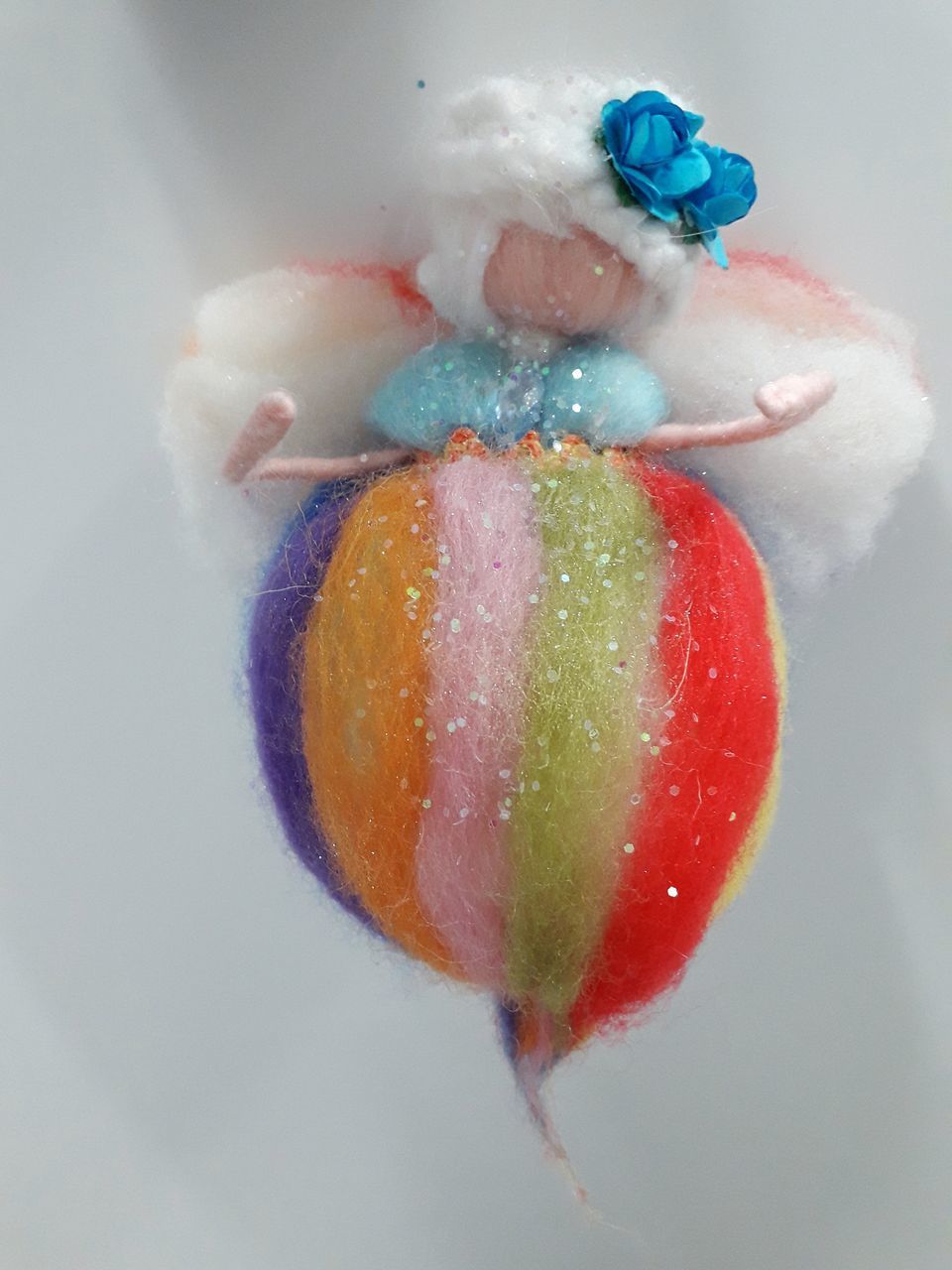 CLOSE-UP OF WET FRUIT OVER WHITE BACKGROUND