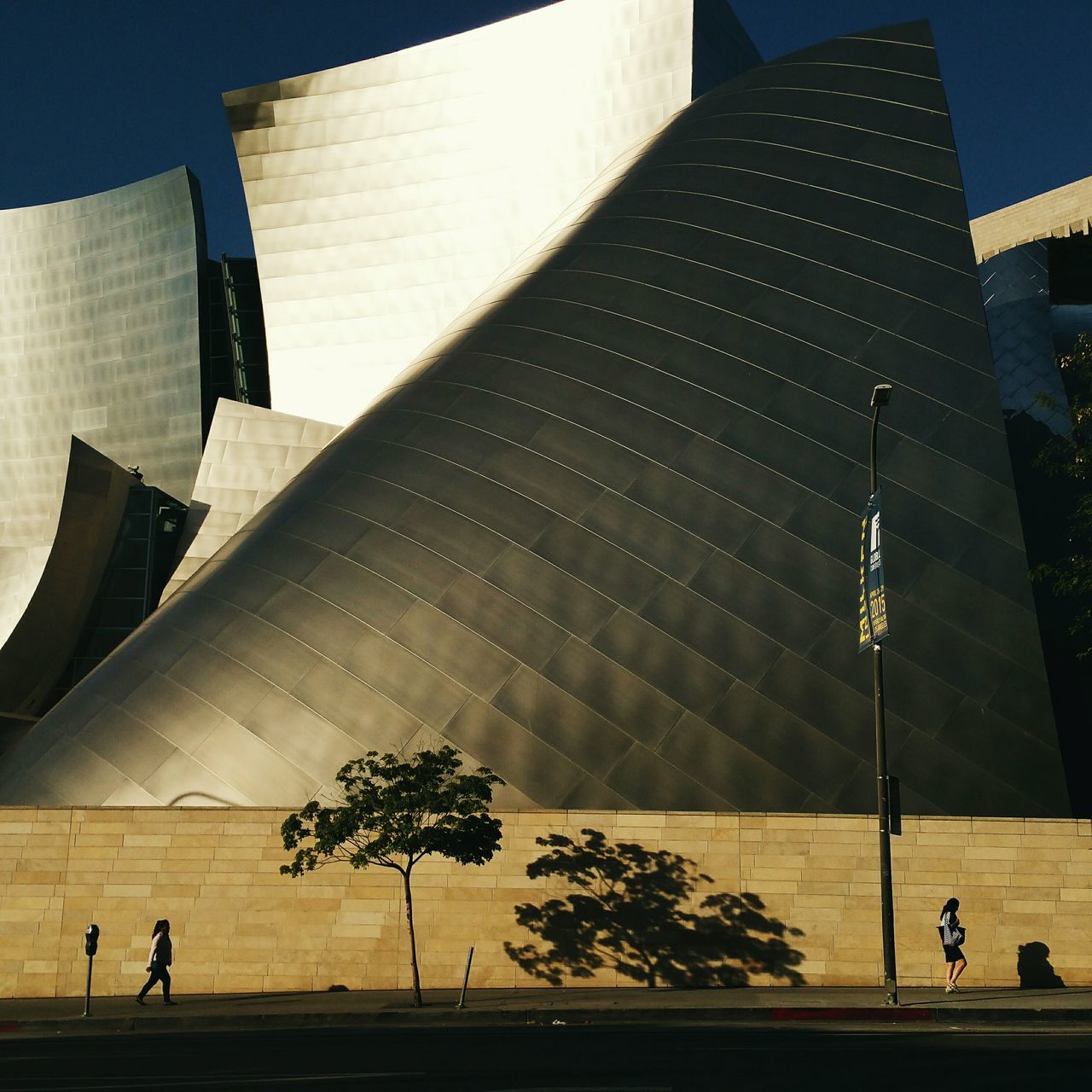 architecture, building exterior, built structure, men, lifestyles, leisure activity, city, person, walking, city life, bicycle, shadow, modern, medium group of people, building, unrecognizable person, silhouette