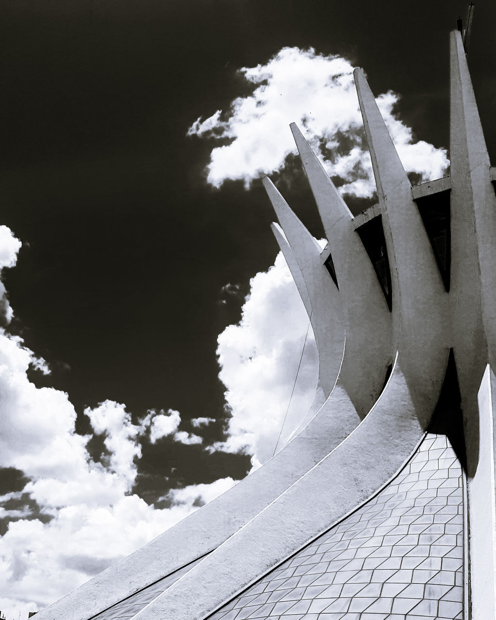 LOW ANGLE VIEW OF BUILDINGS AGAINST SKY