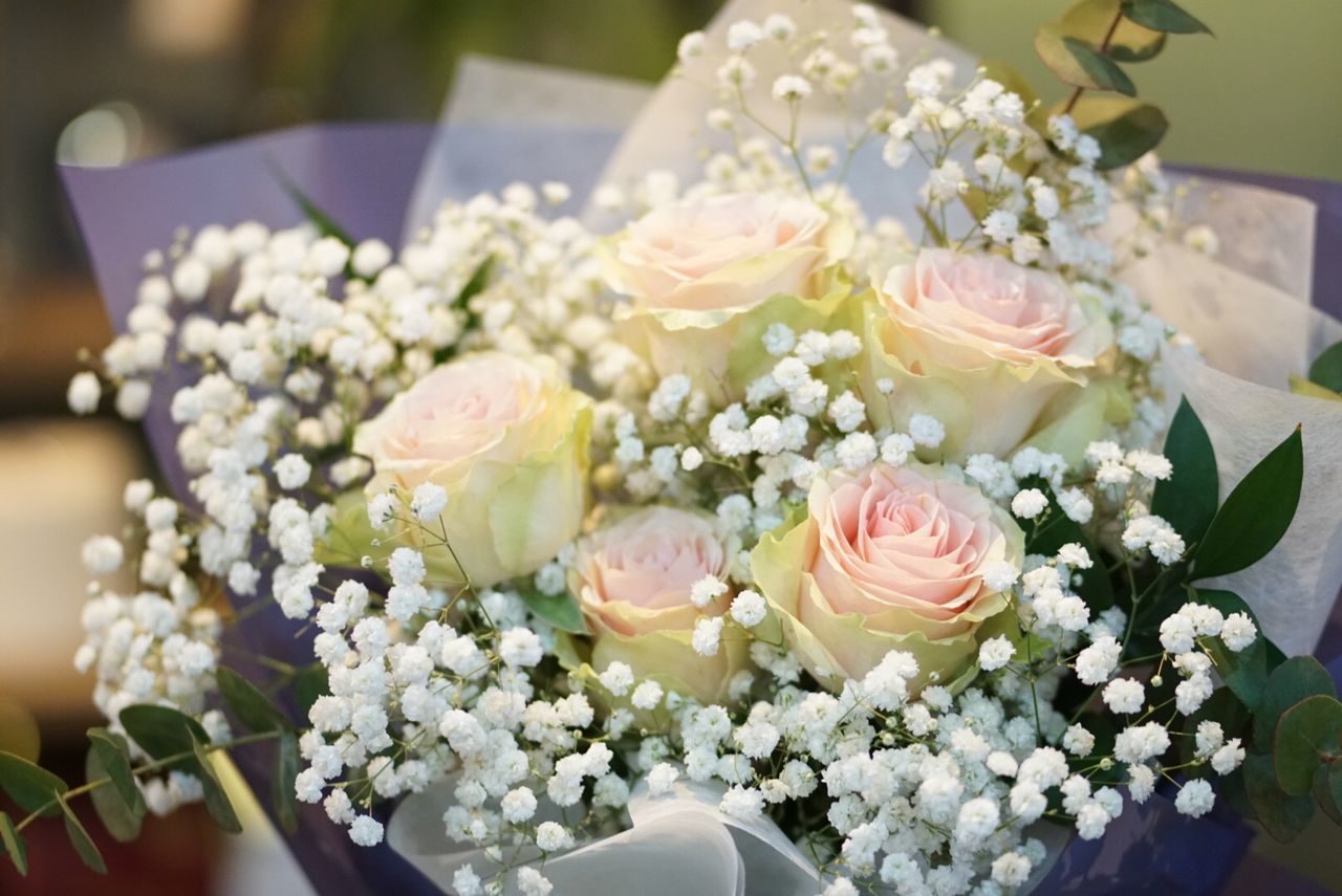 HIGH ANGLE VIEW OF ROSE BOUQUET ON WHITE ROSES