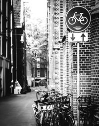 Bicycle sign on street in city