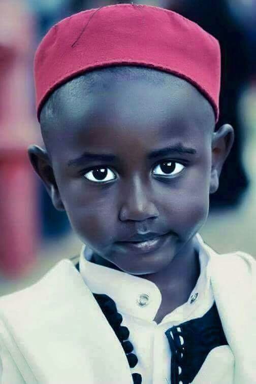 focus on foreground, portrait, childhood, looking at camera, close-up, person, headshot, lifestyles, boys, front view, elementary age, innocence, cute, leisure activity, indoors, smiling, happiness, head and shoulders