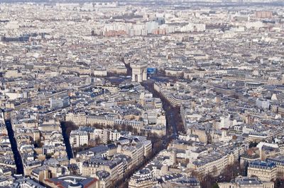 Expansive view of paris, with the arc de triomphe in the center.