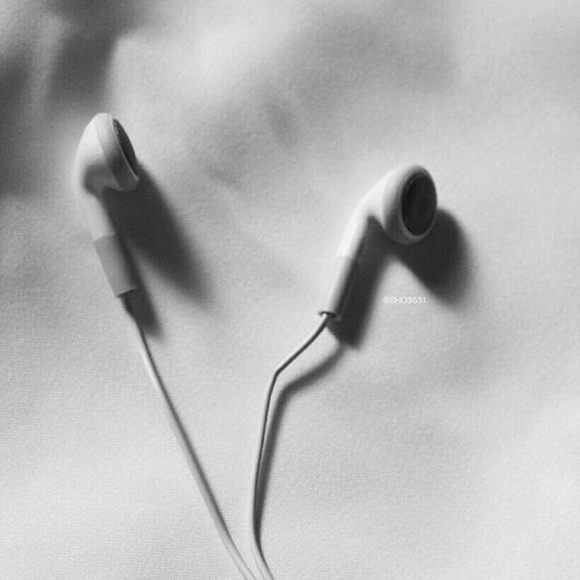 indoors, still life, close-up, table, single object, metal, no people, selective focus, studio shot, high angle view, two objects, simplicity, wall - building feature, man made object, focus on foreground, white color, shadow, equipment, handle, three objects