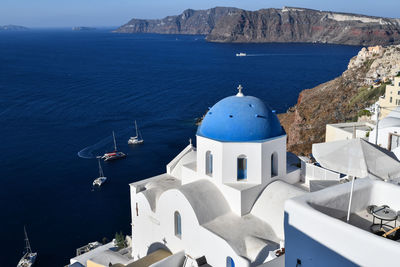 Panoramic view of sea and buildings against mountain