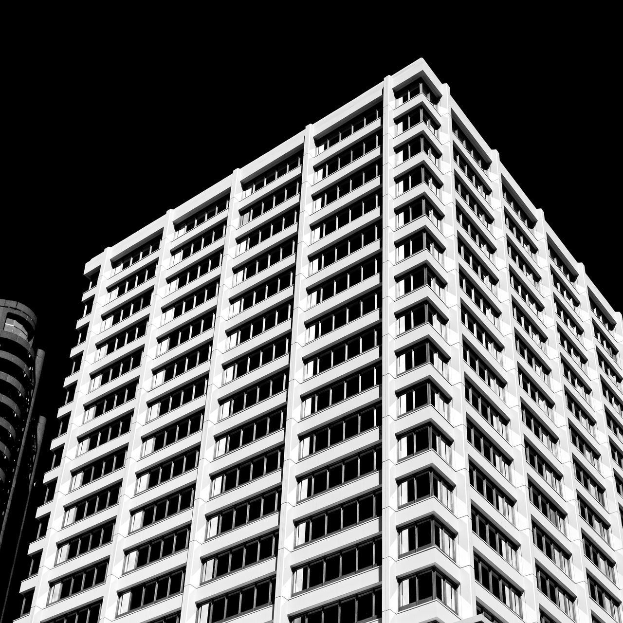 LOW ANGLE VIEW OF MODERN BUILDING AGAINST SKY