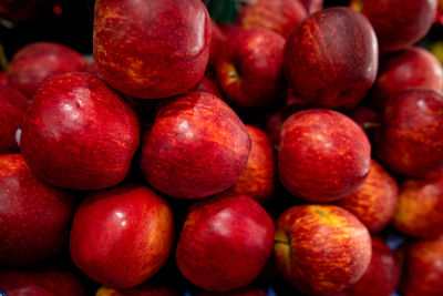 Perfectly arranged pile of red apples in market for sale. apples are rich in antioxidants.