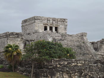 Old ruin building against sky