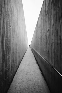 Narrow footpath along walls