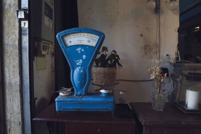 Blue vintage scales in flea market in old jaffa, tel aviv - yafo, israel