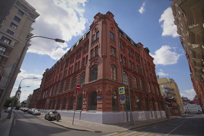 The distorted red building 