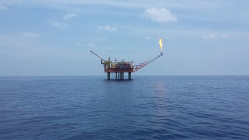 Offshore oil platform 