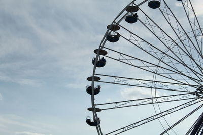 Riesenrad silhouette gegen den himmel