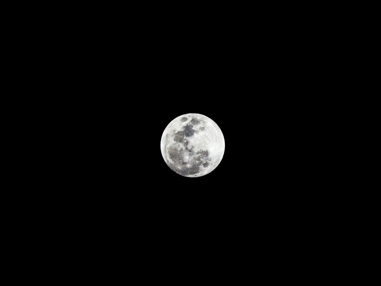 LOW ANGLE VIEW OF FULL MOON AGAINST SKY AT NIGHT