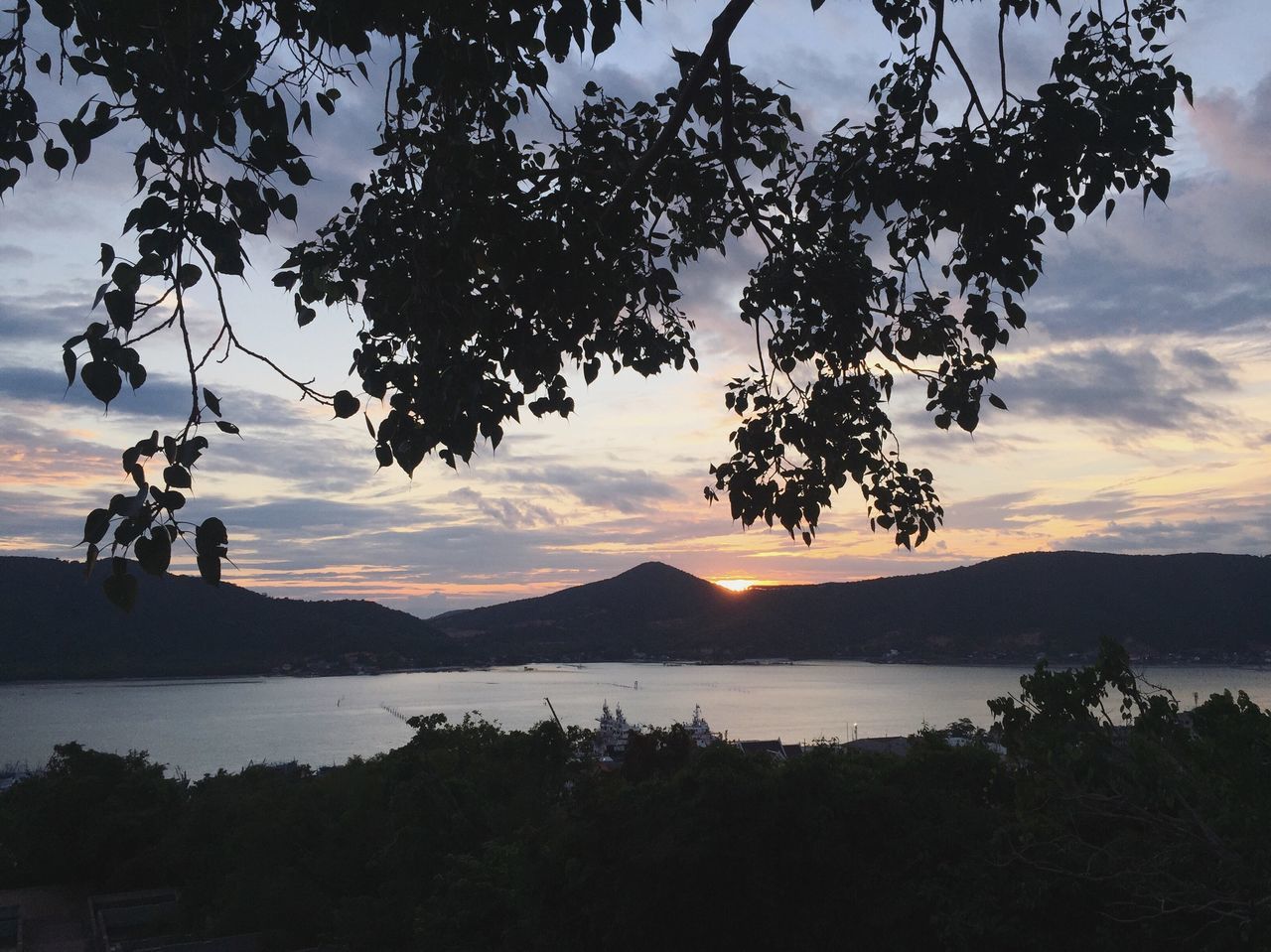 sunset, tranquil scene, scenics, tranquility, silhouette, sky, beauty in nature, tree, water, mountain, nature, cloud - sky, idyllic, lake, sea, mountain range, cloud, branch, orange color, majestic