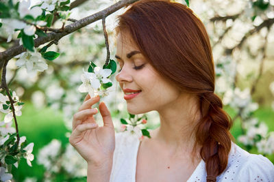 Close-up of young woman holding flowers