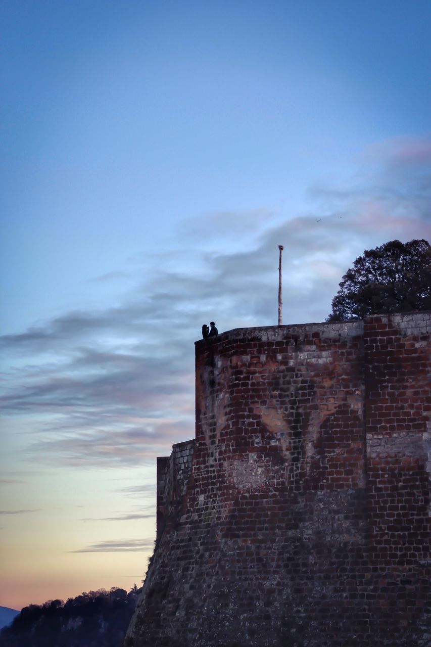 LOW ANGLE VIEW OF HISTORIC BUILDING AGAINST SKY