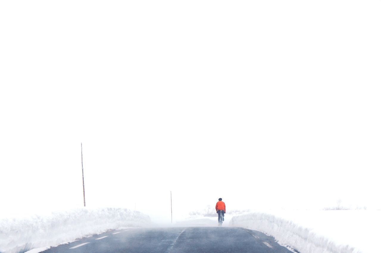 full length, lifestyles, rear view, leisure activity, clear sky, men, copy space, weather, standing, winter, snow, season, cold temperature, nature, tranquil scene, water, scenics