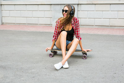 Full length of woman wearing sunglasses