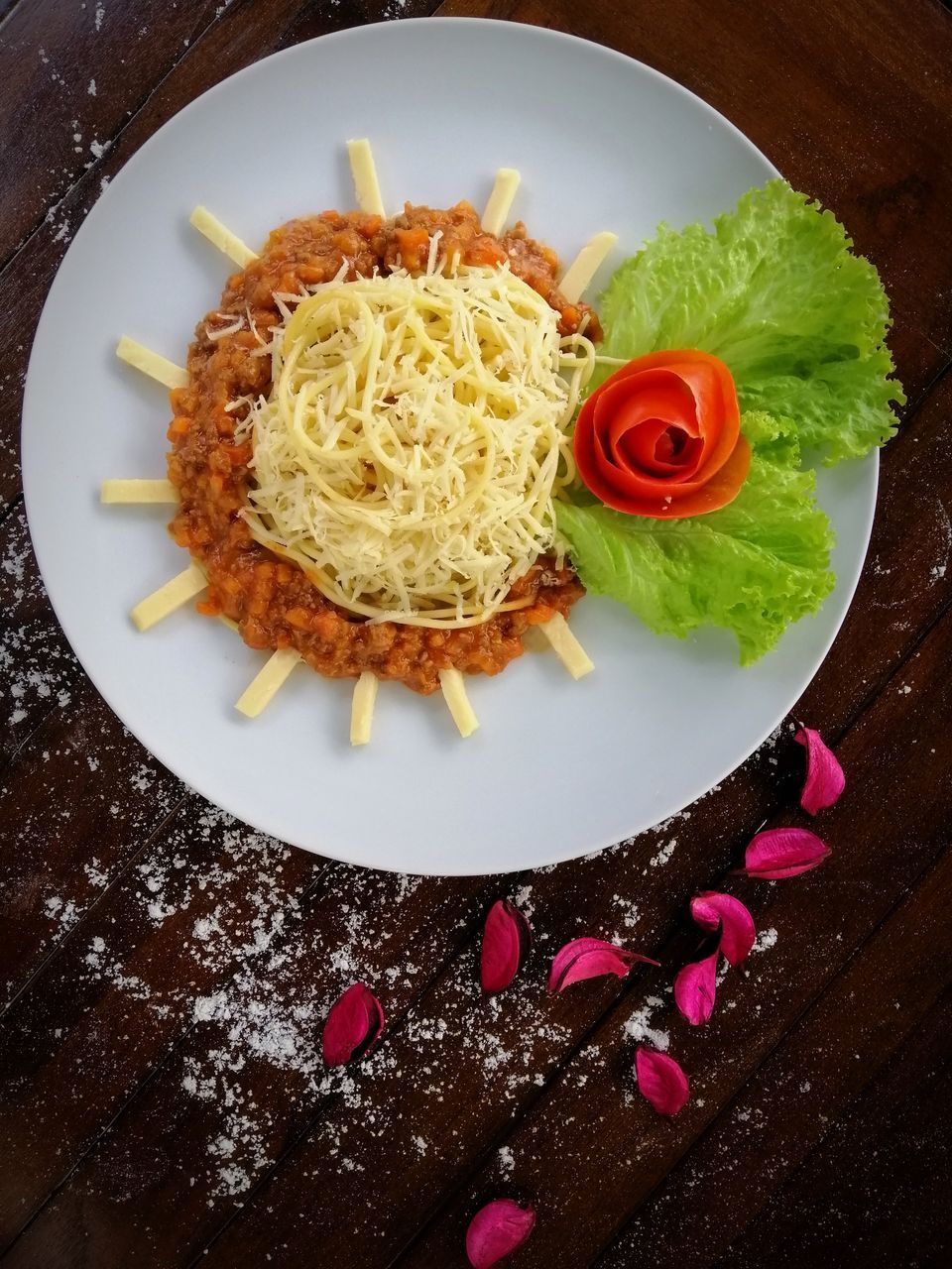 HIGH ANGLE VIEW OF FOOD IN PLATE