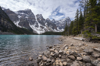 Beautiful alpine lake with turquoise waters surrounded by magnificent peaks, moraine lake, banff np