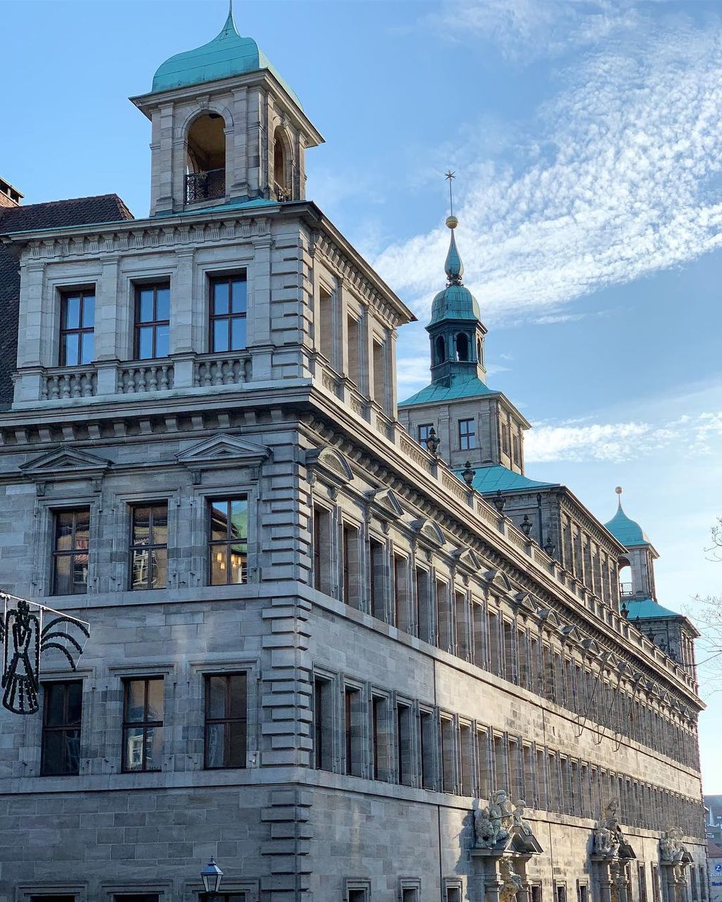 LOW ANGLE VIEW OF BUILDINGS AGAINST SKY IN CITY