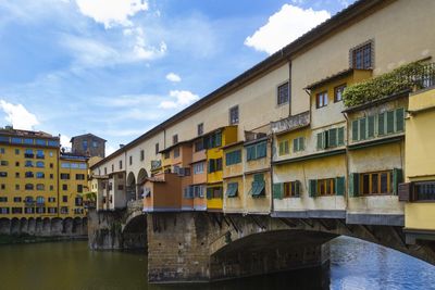 Ponte vecchio over arno river against sky