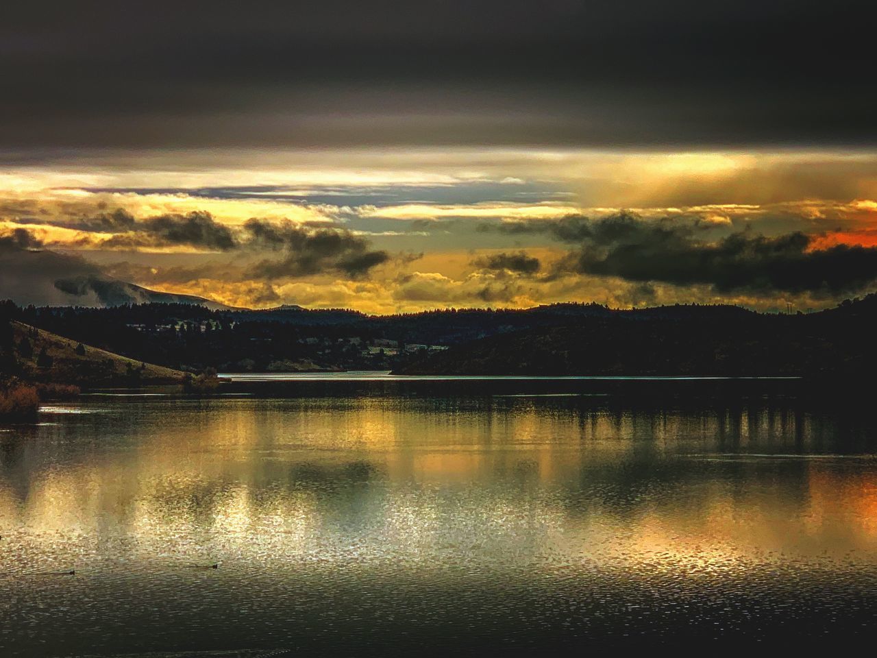 SCENIC VIEW OF DRAMATIC SKY OVER LAKE DURING SUNSET