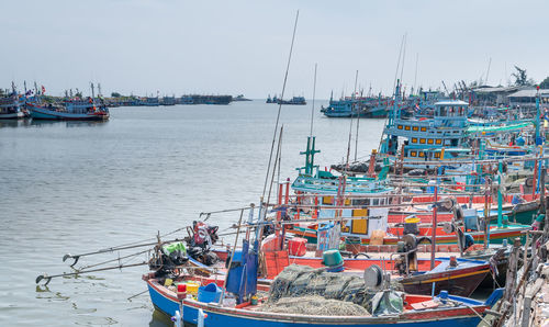 The fresh fish market bridge is the port of the seafood market and fishing boats.