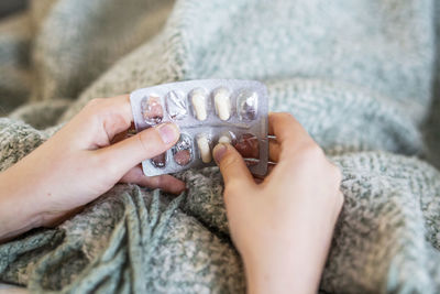 Hand remving pills from blister