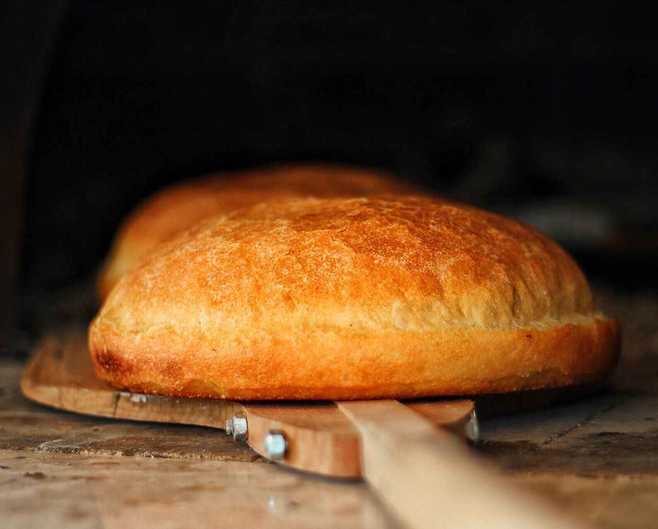 CLOSE-UP OF BREAD IN CUTTING BOARD