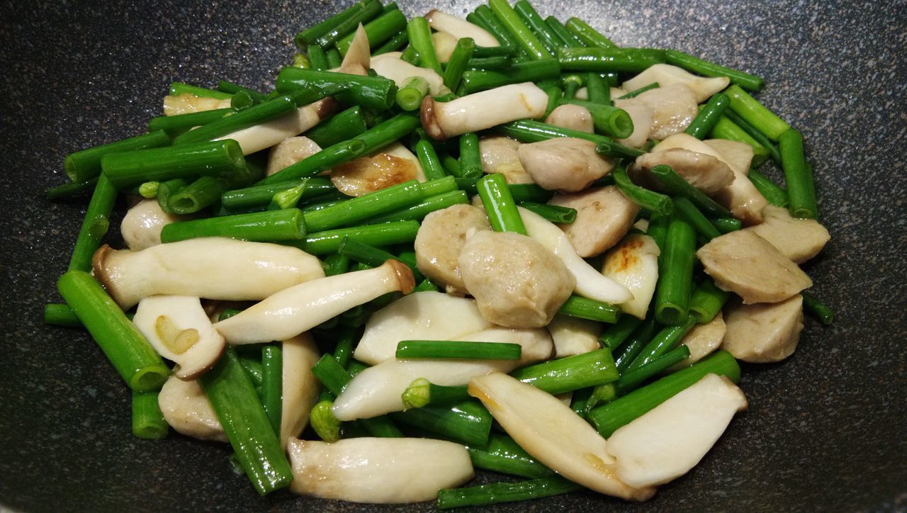 HIGH ANGLE VIEW OF MUSHROOMS IN CONTAINER ON TRAY