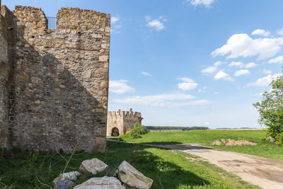 Old ruin building against sky