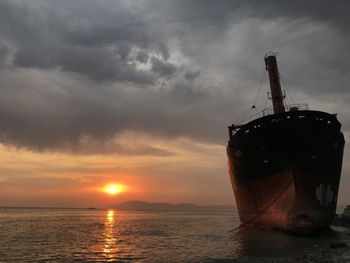 Stranded bulk carrier rio