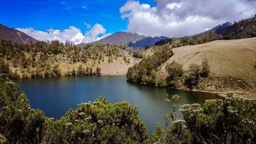 Scenic view of ranukumbolo lake and semeru mountains against sky