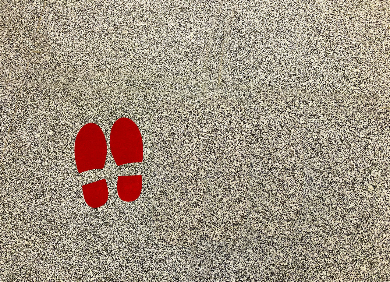 HIGH ANGLE VIEW OF RED HEART SHAPE ON SAND