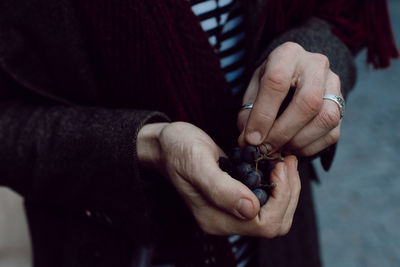 Male hands holding grapes