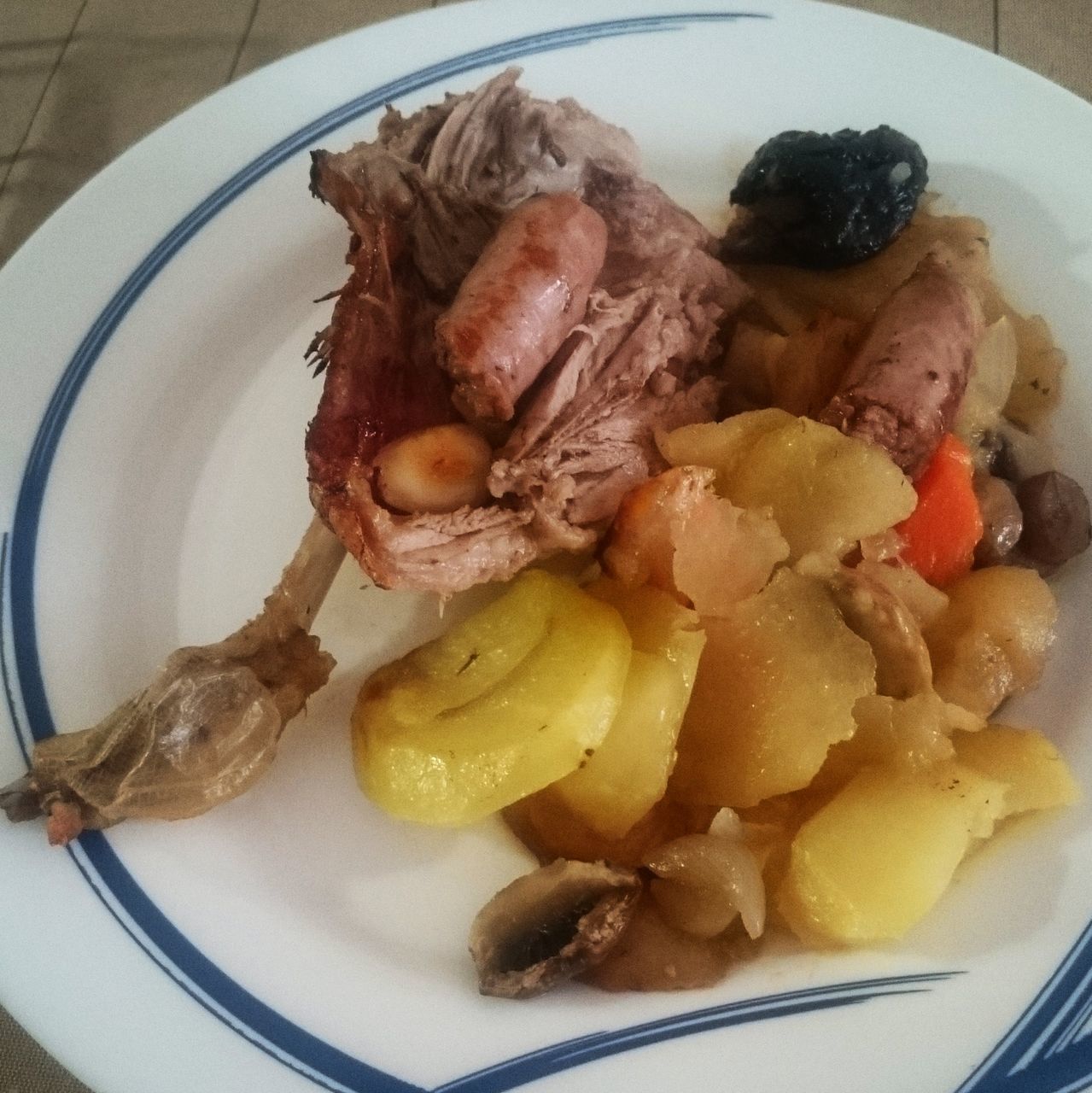 CLOSE-UP OF MEAT WITH BREAD AND PLATE