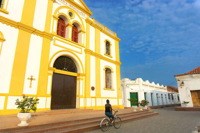 Man riding bicycle in city