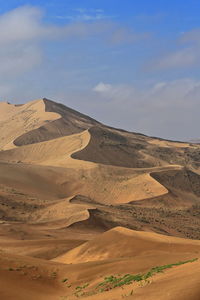 1171 sand megadunes overlook the sw.shore of sumu barun jaran lake. badain jaran desert-china.