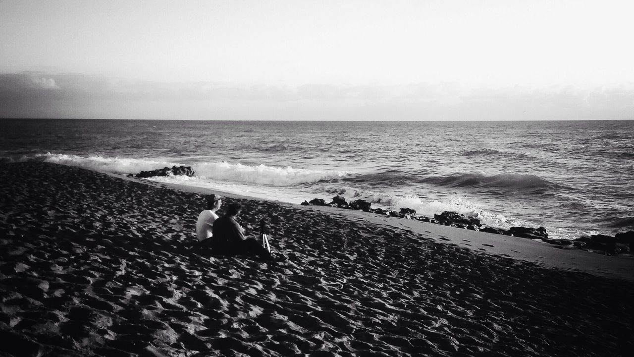 sea, horizon over water, beach, water, shore, sand, scenics, wave, leisure activity, tranquil scene, lifestyles, tranquility, vacations, beauty in nature, sky, nature, clear sky, men