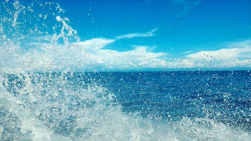 Waves splashing in sea