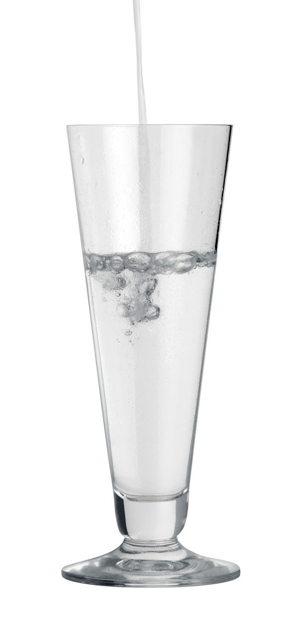 CLOSE-UP OF DRINK IN GLASS