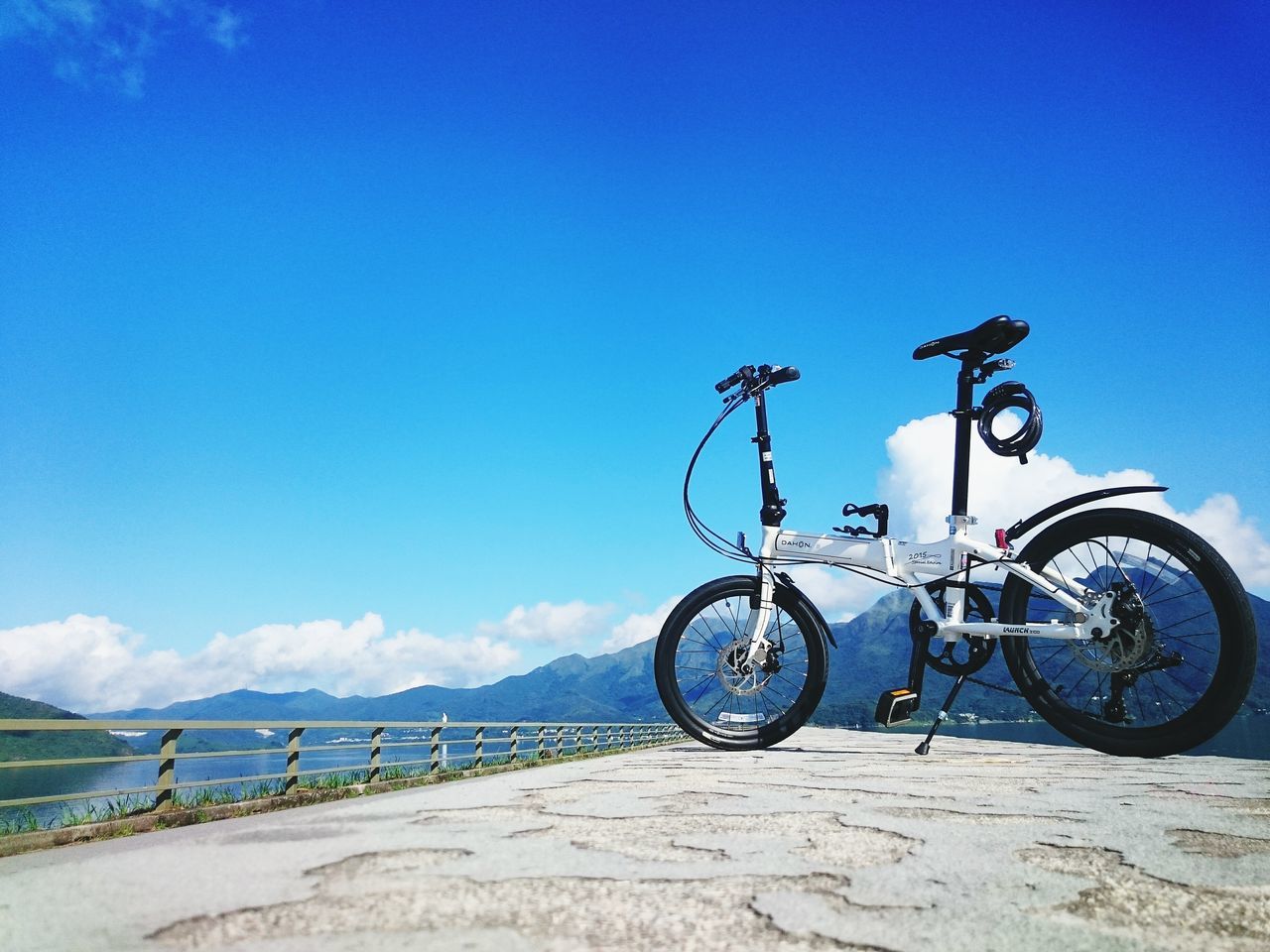 bicycle, transportation, mode of transport, land vehicle, stationary, blue, parked, parking, copy space, clear sky, sky, day, travel, side view, sunlight, cycle, outdoors, road, tranquility, riding